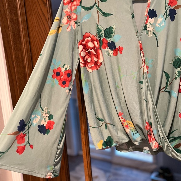 BLOOMS in the CITY | Faux wrap floral print top - Picture 2 of 6